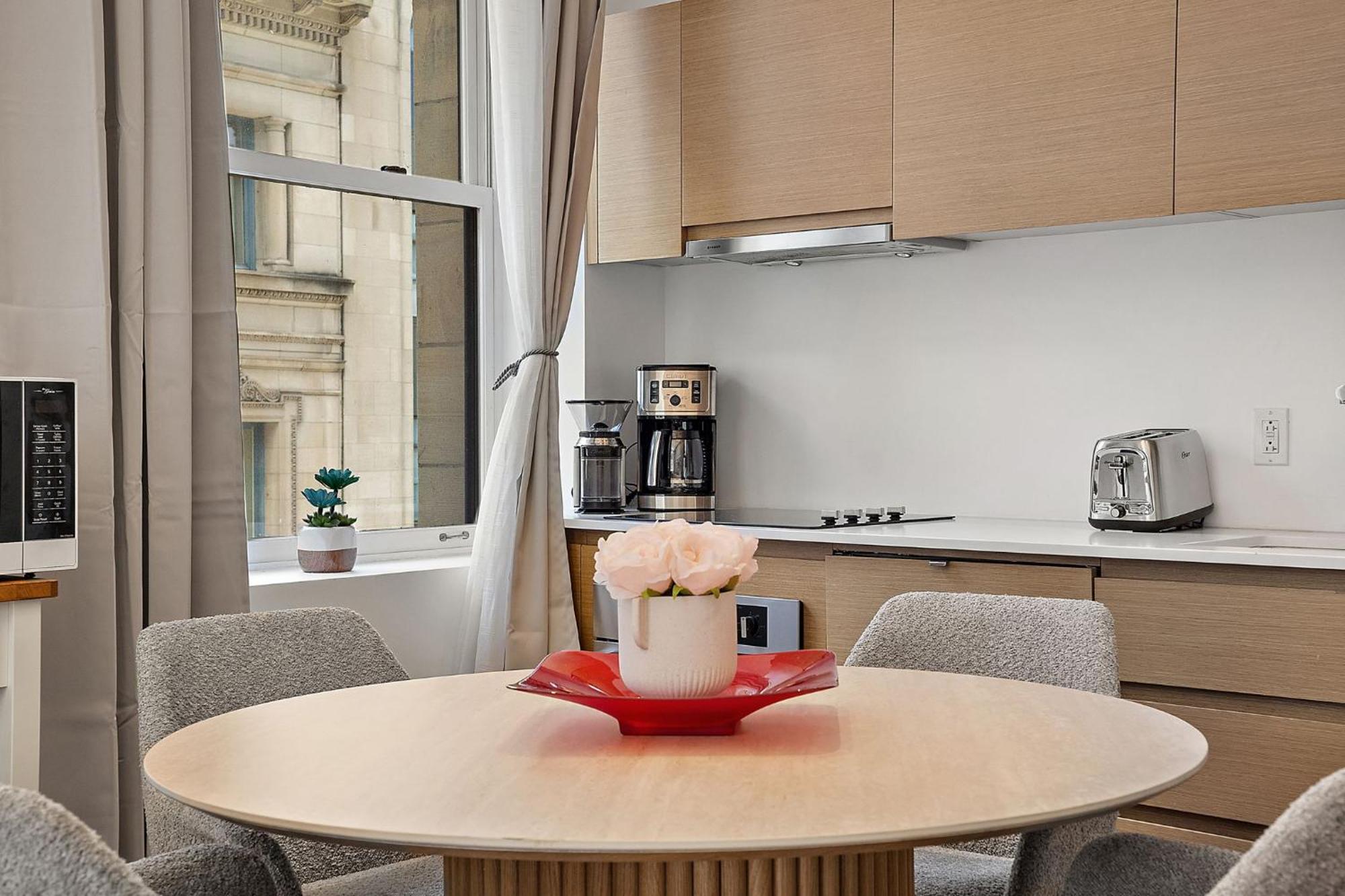 Old Montreal'S Luxe Charm Apartment Exterior photo